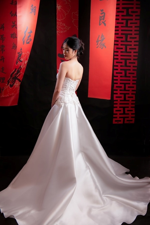 Soiree cưới được thiết kế theo phong cách dạ hội phương Tây, vừa sang trọng vừa tinh tế cho cô dâu thêm phần rạng rỡ trong ngày cưới