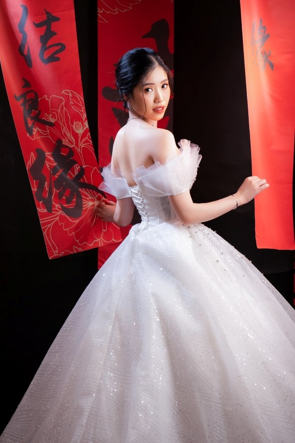 Khoác lên mình váy soiree cưới công chúa, cô dâu như bước vào thế giới cổ tích