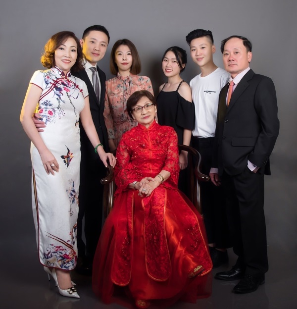 Họa tiết chim hạc thường xuyên được ứng dụng trong thiết kế sườn xám cho người trung niên