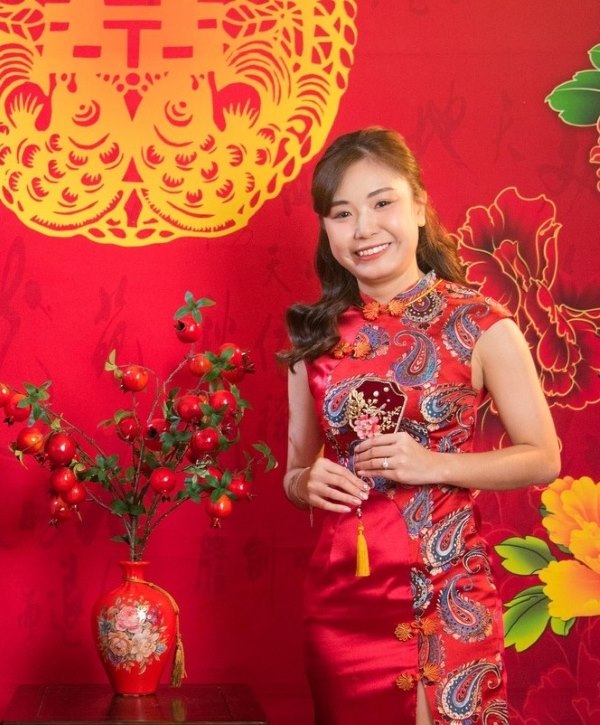 Hoa văn thổ cẩm mang lại vẻ đẹp khác biệt trên thiết kế sườn xám Trung Hoa