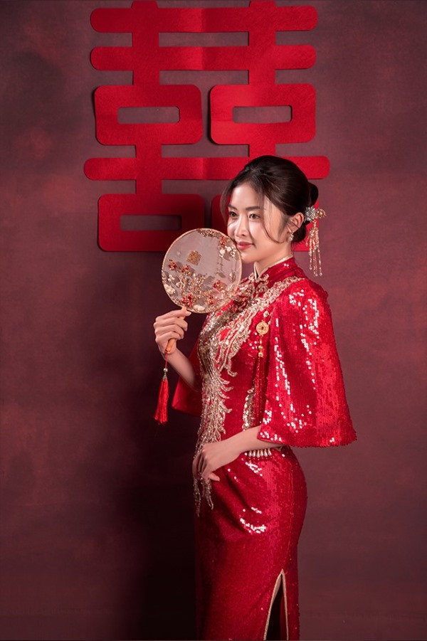 Sườn xám dự tiệc cách tân được biến tấu với nhiều chi tiết ở tay, cổ, tà áo…