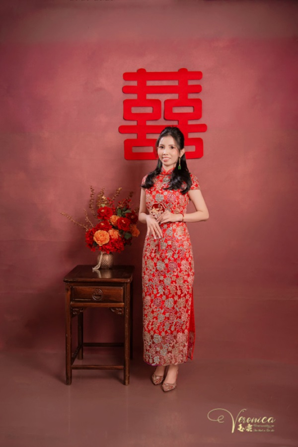 Sườn xám dài tạo nên phom dáng thon thả, thanh lịch cho người mặc