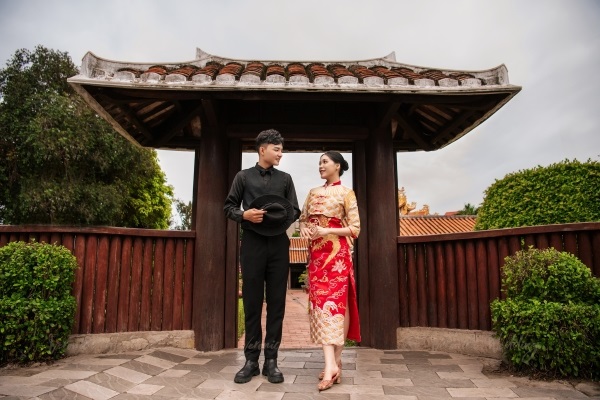 Sườn xám cổ yếm dựng cao gợi cảm nhưng không kém phần thanh lịch