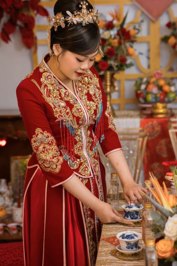 Ưu tiên chọn đơn vị trang trí bàn tiếp khách đám cưới cung cấp combo trang phục, makeup, quay chụp và decor đồng bộ