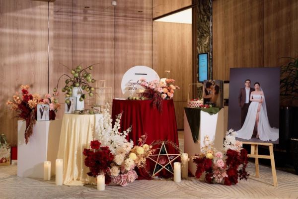 Ý tưởng decor bàn tiếp khách đám cưới phong cách Classic Romantic