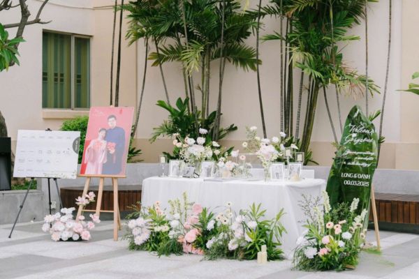 Mẹo trang trí bàn tiệc cưới đón khách ngoài trời vừa phóng khoáng vừa lãng mạn