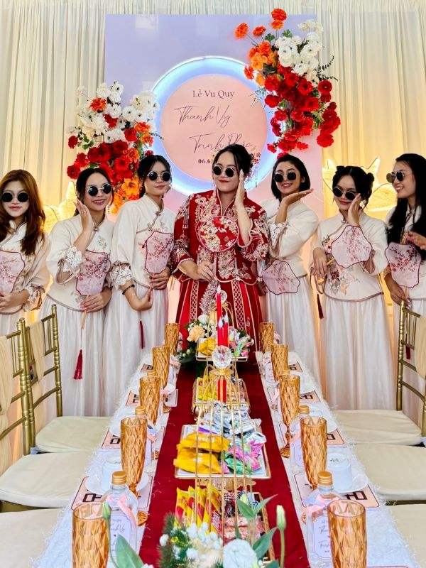 Sự kết hợp giữa tone màu đỏ và vàng tạo nên một tiệc cưới đầy năng lượng và cuốn hút