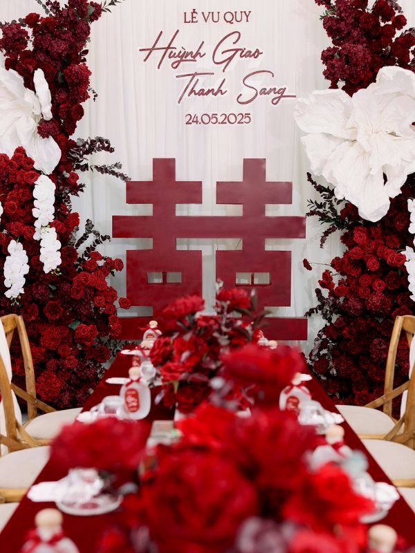 Sắc đỏ đam mê trên nền trắng tinh khôi, tạo nên một câu chuyện tình yêu đầy kịch tính