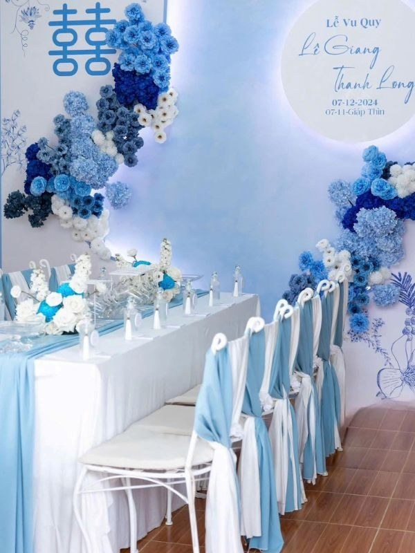 Sắc xanh đại dương huyền bí kết hợp với trắng tinh khôi, tạo nên không gian lãng mạn