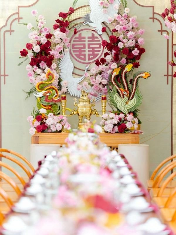 Sắc hồng - đỏ nồng nàn, kết hợp hoa tươi và các biểu tượng nghệ thuật Á Đông thiêng liêng
