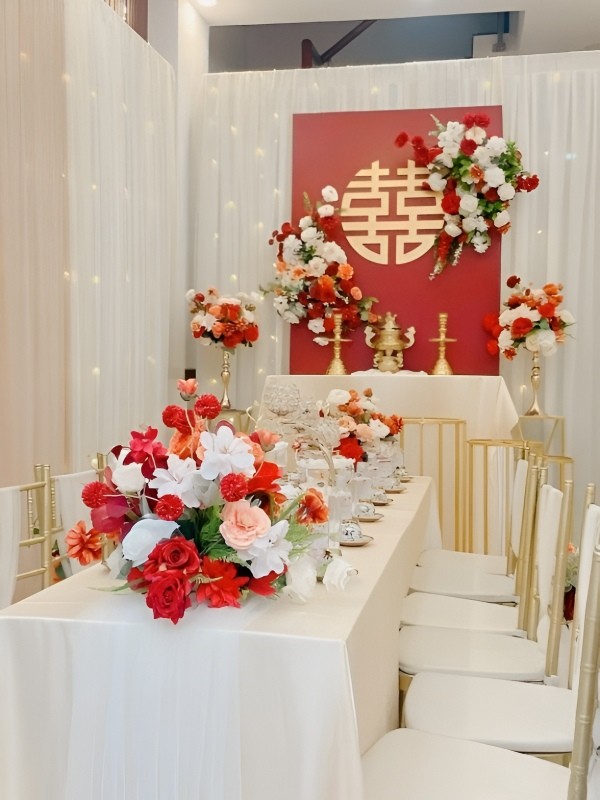 Ánh sáng vàng dịu và rèm voan mỏng tạo không gian tiệc cưới nhà trai ấm cúng, lung linh