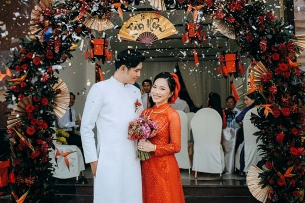 Cổng hoa rực rỡ, lời chào trang trọng nhất từ gia đình chú rể