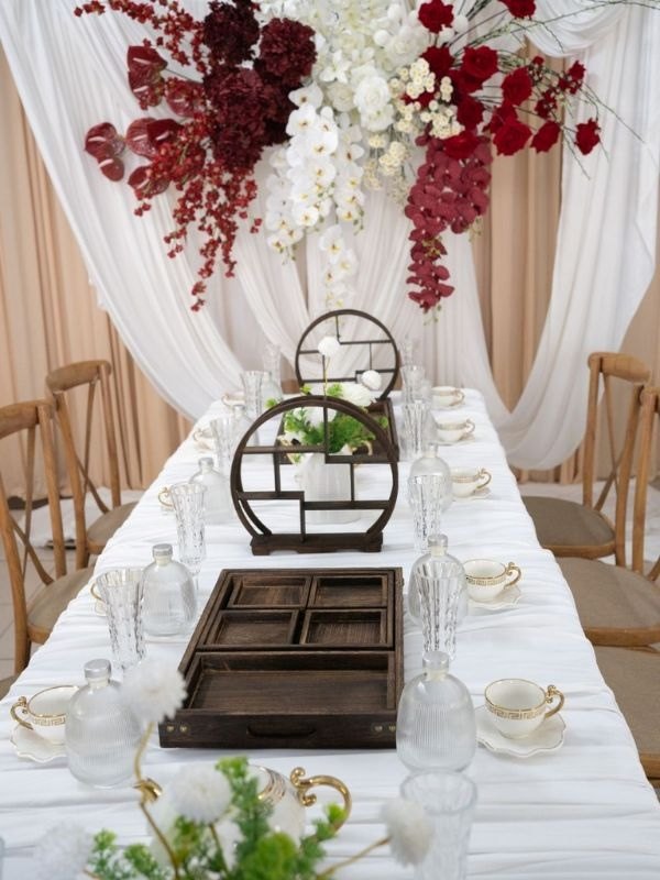 Ánh sáng và rèm voan mềm mại tạo bầu không khí lễ cưới lãng mạn, tôn lên sự trang trọng của nghi thức