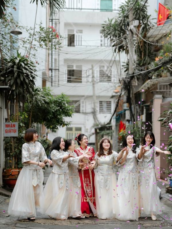 Đội bưng quả thường là các bạn trẻ nam thanh nữ tú, số lượng tương ứng với số mâm quả mà hai nhà đã thống nhất