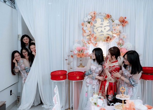 Nhiều bạn băn khoăn có gia đình rồi có bưng quả được không, còn tùy thuộc vào sự cởi mở và quan niệm của gia chủ