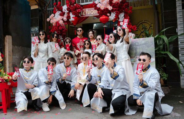 Tục lệ trao trả lì xì “giữ duyên” sẽ giúp bạn luôn gặp may mắn trong chuyện tình cảm