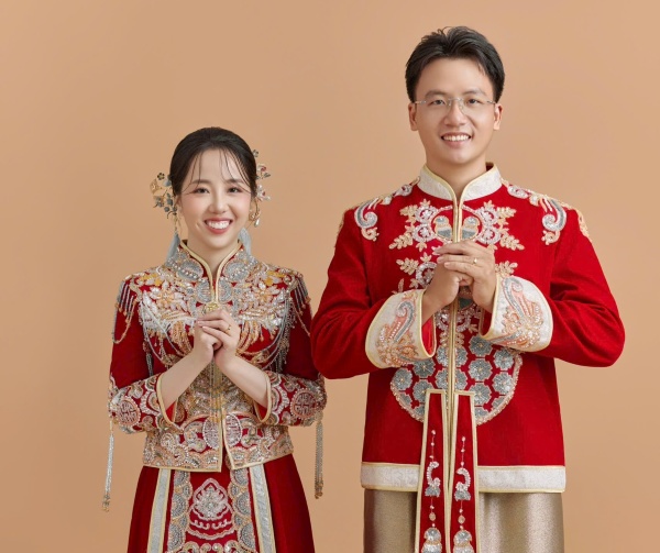 Một lời mời trực tiếp kèm tấm thiệp chỉn chu là cách bày tỏ lòng hiếu kính và mong mỏi sự hiện diện chúc phúc