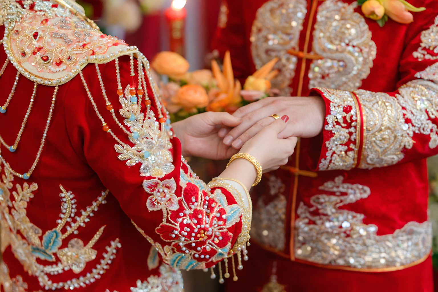 Chiếc nhẫn thường nằm trên bàn tay trái của quý ông