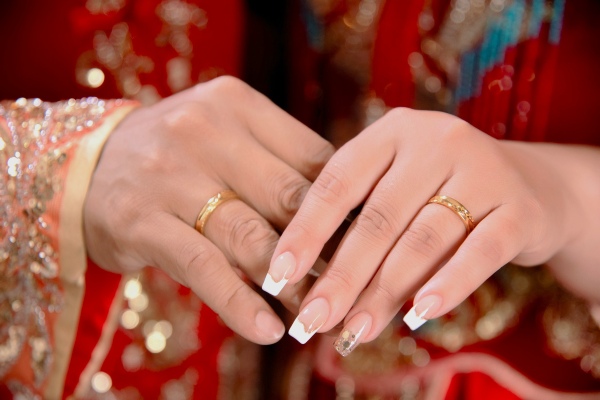 Đeo nhẫn ở ngón áp út là biểu tượng cho tình yêu duy nhất