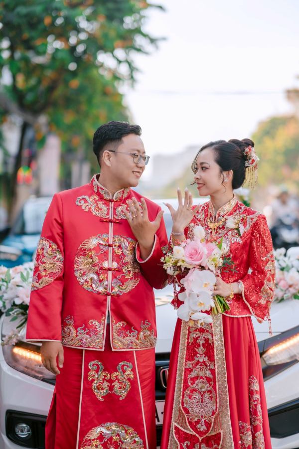 Bạn có thể đeo chồng hai chiếc nhẫn lên nhau hoặc đeo ở hai ngón tay khác nhau để tạo điểm nhấn