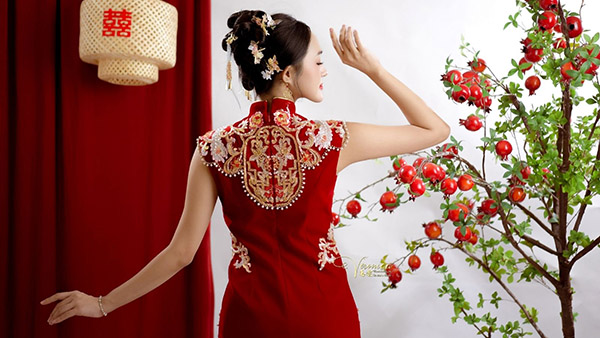 Chân dung nữ trong trang phục sườn xám thanh lịch