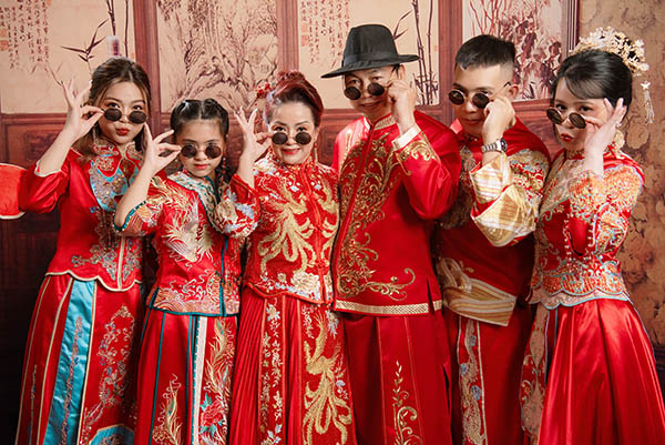Các thế hệ quây quần bên nhau trong bộ ảnh kỷ niệm gia đình