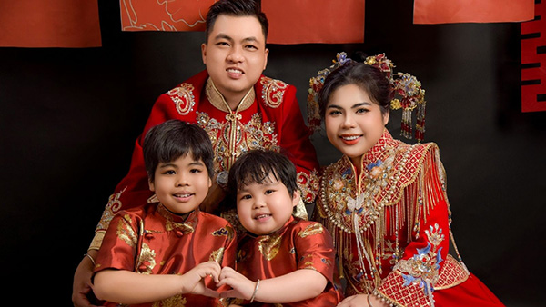 Bố mẹ và hai con tạo dáng trong không gian studio