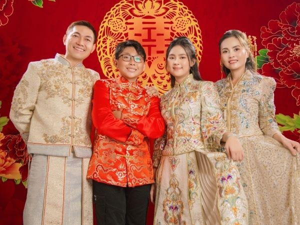 Bố mẹ và hai con tạo dáng tự nhiên