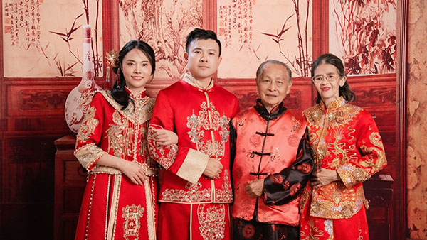 Bố mẹ và hai con diện trang phục đồng điệu theo concept