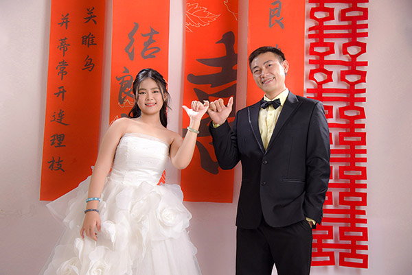 Khoảnh khắc bố mẹ và con được ghi lại trong không gian ấm cúng