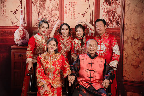Khoảnh khắc ông bà, bố mẹ và con cháu cùng hội tụ trong một khung hình