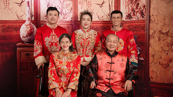 Nhiều thế hệ cùng diện áo khỏa, sườn xám và trang phục truyền thống
