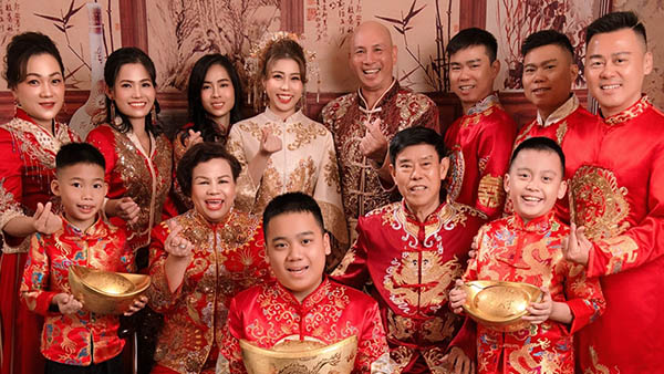 Không khí Tết đoàn viên với câu đối đỏ, hoa và các chi tiết truyền thống