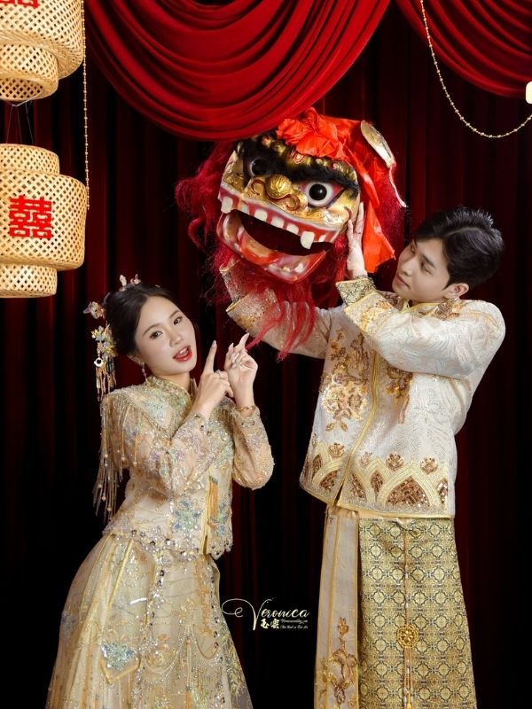 Các thành viên tương tác cùng lân sư rồng trong không khí vui tươi