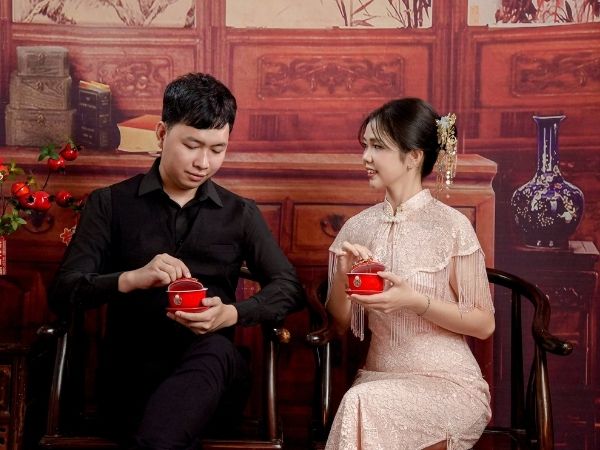 Các thành viên quây quần bên bàn ăn trong không gian mang phong cách Hong Kong