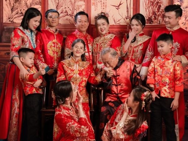 Các thành viên trò chuyện, vui cười trong phòng khách mang phong cách Retro