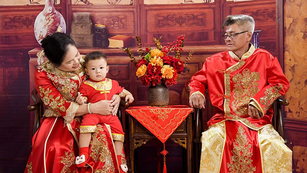 Các thành viên thưởng trà trong không gian mang cảm hứng Á Đông