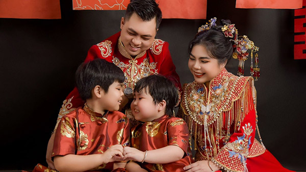 Không gian chụp ảnh nổi bật với gam màu đỏ vàng mang không khí lễ hội