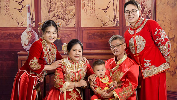 Ông bà, bố mẹ và bé cùng tạo dáng trong một khung hình