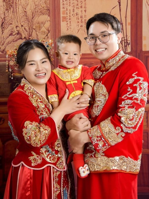 Các thành viên cùng tạo dáng và tương tác với bé trong ngày thôi nôi