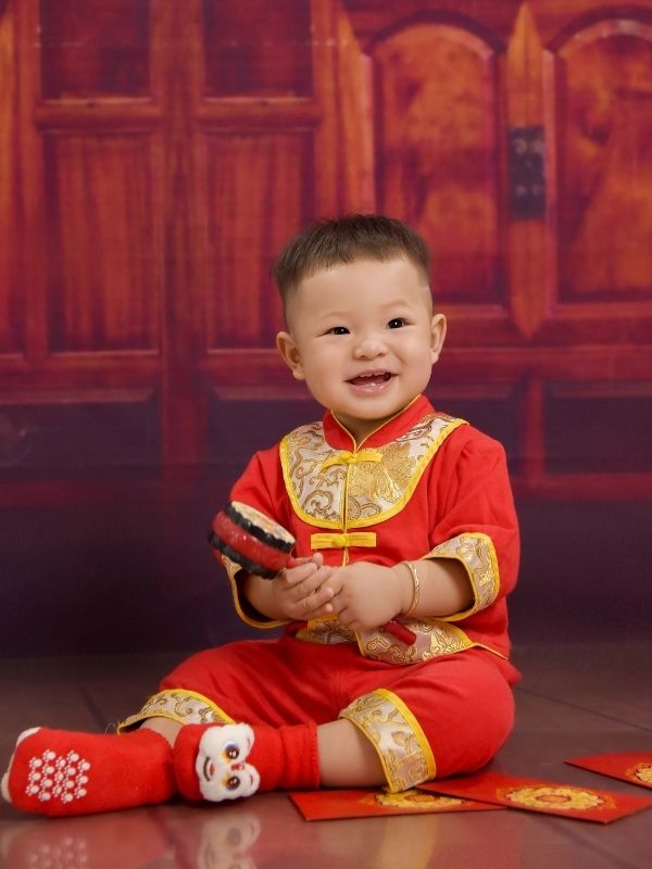 Biểu cảm tự nhiên của bé khi vui chơi cùng đồ vật