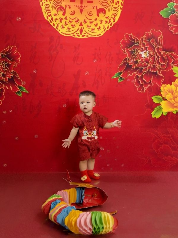 Không ép bé tạo dáng để bé thoải mái và tự nhiên trước ống kính