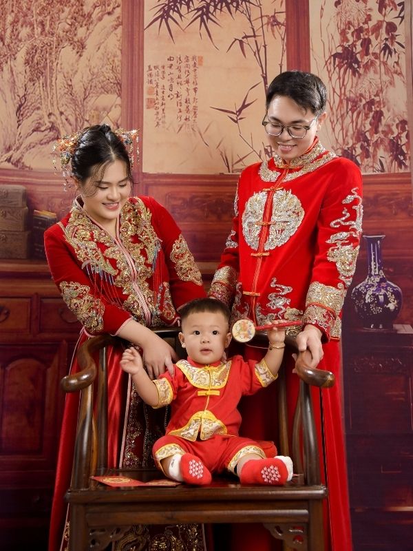 Ba người tương tác tự nhiên trong concept chụp ảnh đời thường