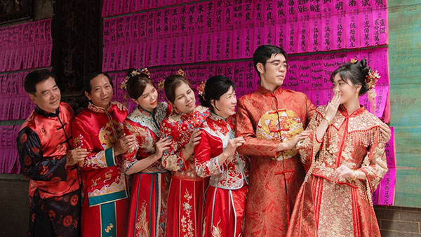 Không gian Chợ Lớn với kiến trúc và bảng hiệu mang nét văn hóa Hoa