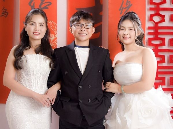 Ba thành viên cùng lưu giữ khoảnh khắc trong dịp đặc biệt