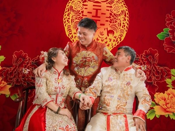 Khoảnh khắc bố mẹ cùng con lưu giữ kỷ niệm ngày cưới