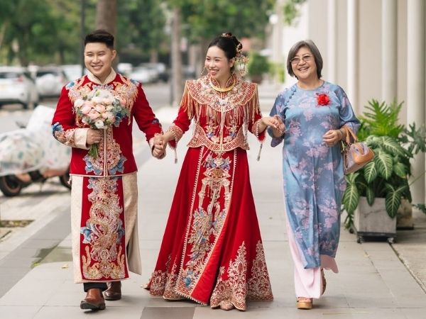 Ba người cùng dạo bước và vui chơi trong không gian ngoài trời