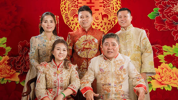 Áo khỏa, sườn xám và trang phục gia đình mang phong cách Á Đông