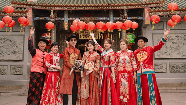 Không gian chụp ảnh gia đình mang cảm hứng văn hóa Chợ Lớn