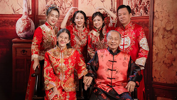 Ba thế hệ cùng lưu giữ khoảnh khắc trong bộ ảnh gia đình